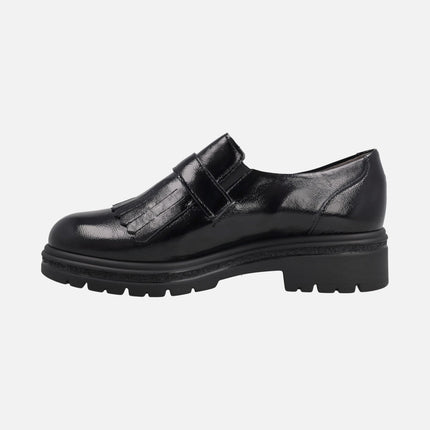 Zapatos negros de charol con copete de flecos y hebilla