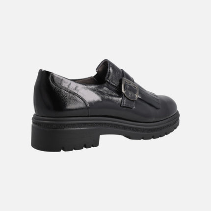 Zapatos negros de charol con copete de flecos y hebilla