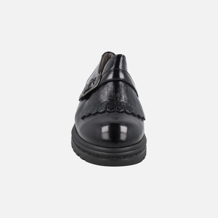 Zapatos negros de charol con copete de flecos y hebilla