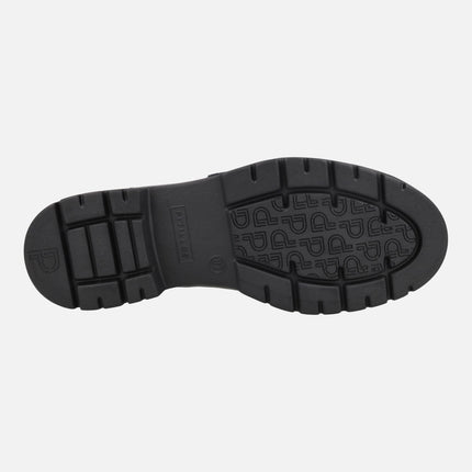 Zapatos negros de charol con copete de flecos y hebilla