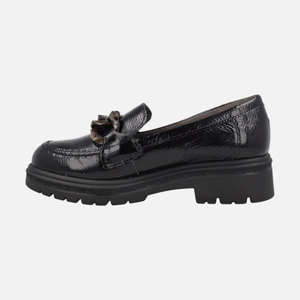 Mocasines para mujer en charol negro con adorno marrón