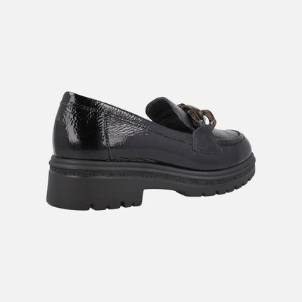 Mocasines para mujer en charol negro con adorno marrón