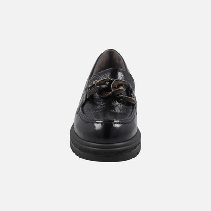 Mocasines para mujer en charol negro con adorno marrón