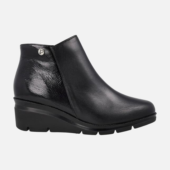 Botines negros en combinado de piel y charol con cuña media
