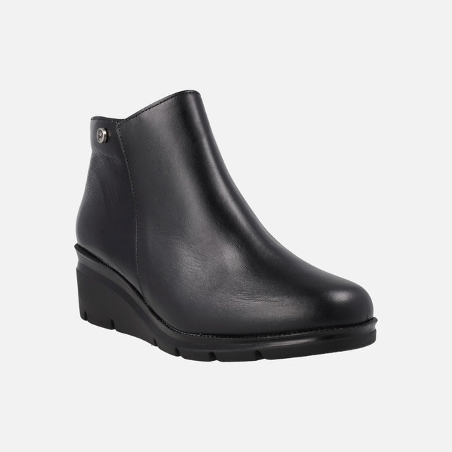 Botines negros en combinado de piel y charol con cuña media