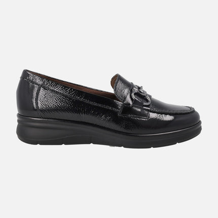 Mocasines confort en charol negro con adorno metálico