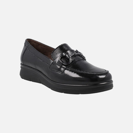 Mocasines confort en charol negro con adorno metálico