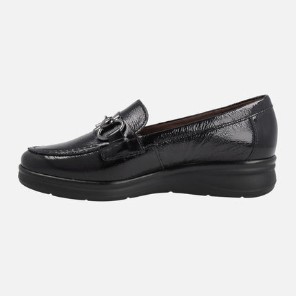 Mocasines confort en charol negro con adorno metálico