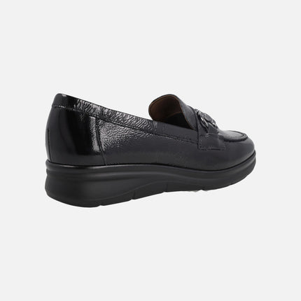 Mocasines confort en charol negro con adorno metálico