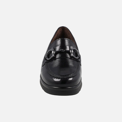 Mocasines confort en charol negro con adorno metálico