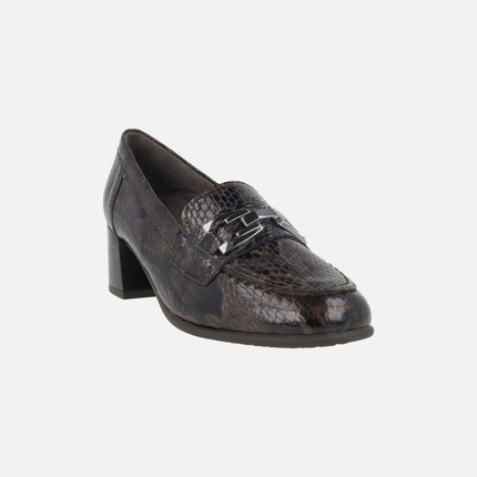 Mocasines marrones de tacón en charol grabado print serpiente