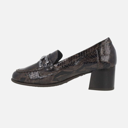 Mocasines marrones de tacón en charol grabado print serpiente