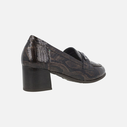 Mocasines marrones de tacón en charol grabado print serpiente