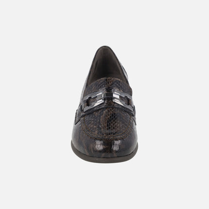 Mocasines marrones de tacón en charol grabado print serpiente
