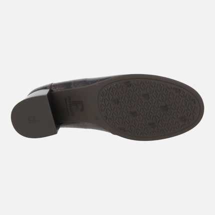 Mocasines marrones de tacón en charol grabado print serpiente