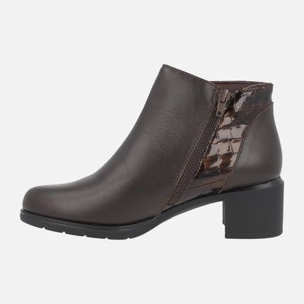 Botines de tacón en piel con detalles en grabado coco