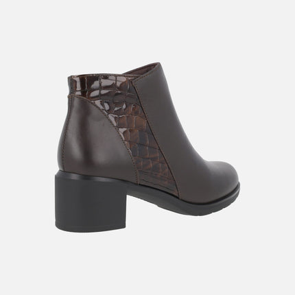 Botines de tacón en piel con detalles en grabado coco
