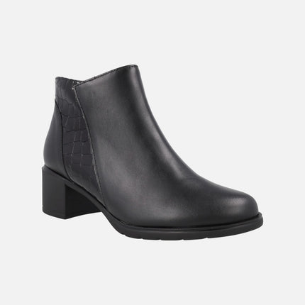 Botines de tacón en piel con detalles en grabado coco
