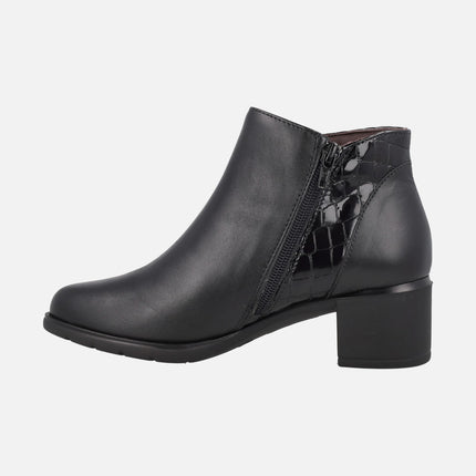 Botines de tacón en piel con detalles en grabado coco