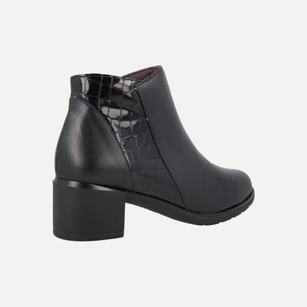 Botines de tacón en piel con detalles en grabado coco