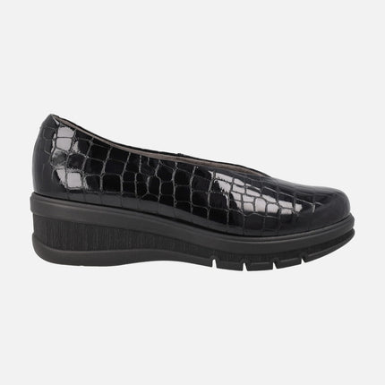 Comfort shoes in Black croco print patent leather with V-neckline