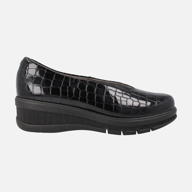 Comfort shoes in Black croco print patent leather with V-neckline
