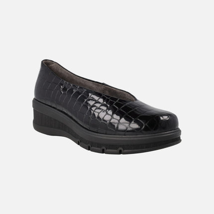 Comfort shoes in Black croco print patent leather with V-neckline