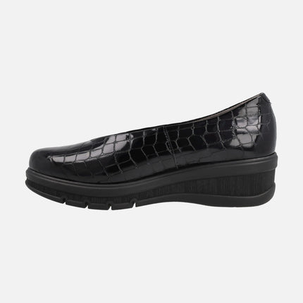 Comfort shoes in Black croco print patent leather with V-neckline