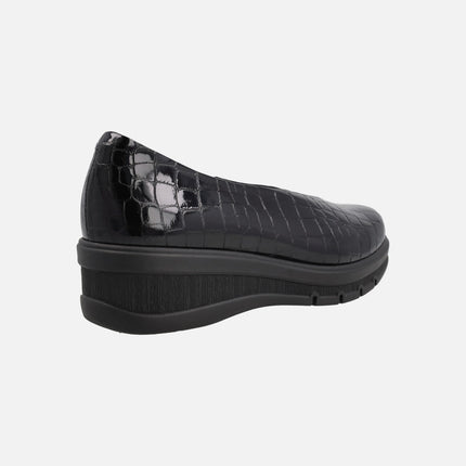 Comfort shoes in Black croco print patent leather with V-neckline