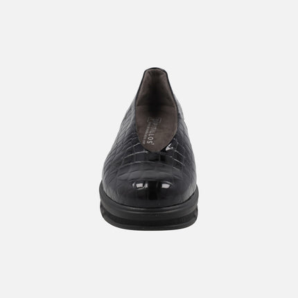 Comfort shoes in Black croco print patent leather with V-neckline