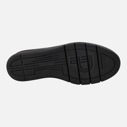 Comfort shoes in Black croco print patent leather with V-neckline