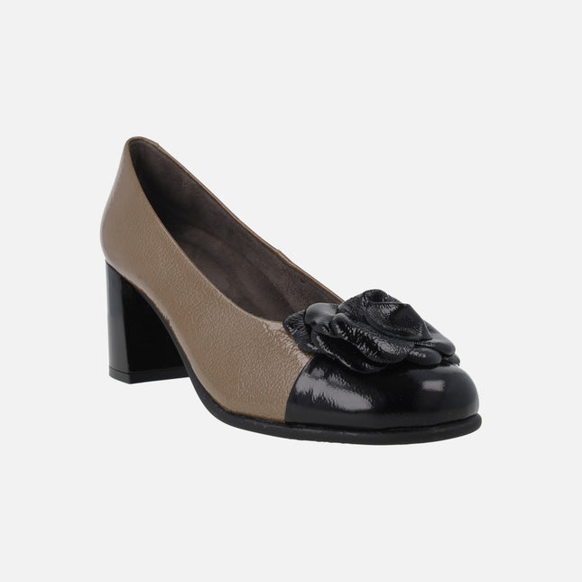 Zapatos de tacón en charol negro y topo con adorno de flor