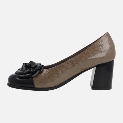 Zapatos de tacón en charol negro y topo con adorno de flor