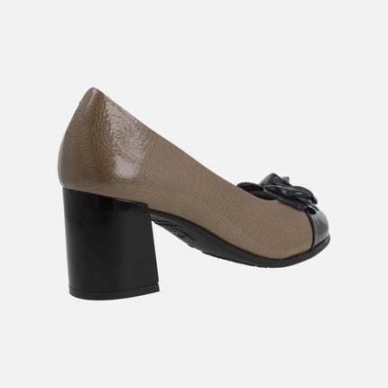 Zapatos de tacón en charol negro y topo con adorno de flor