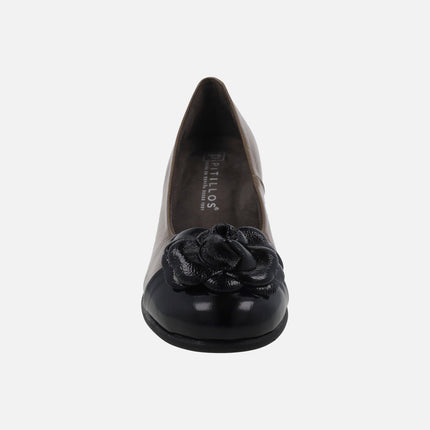 Zapatos de tacón en charol negro y topo con adorno de flor