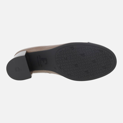 Zapatos de tacón en charol negro y topo con adorno de flor