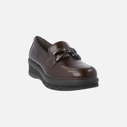 Mocasines confort para mujer en charol marrón con adorno