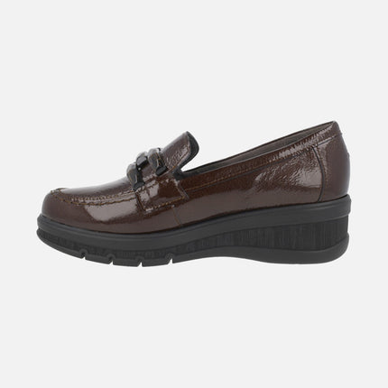 Mocasines confort para mujer en charol marrón con adorno