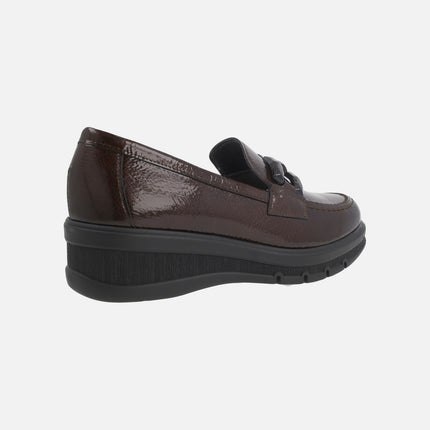 Mocasines confort para mujer en charol marrón con adorno