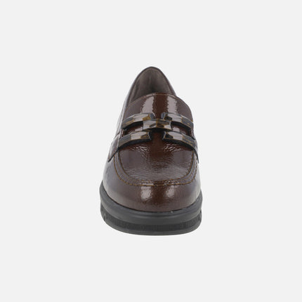 Mocasines confort para mujer en charol marrón con adorno