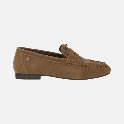 Mocasines en serraje camel con antifaz y tachas