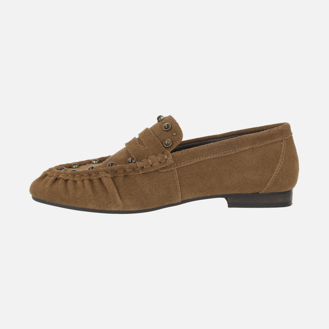 Mocasines en serraje camel con antifaz y tachas