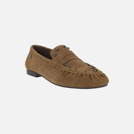 Mocasines en serraje camel con antifaz y tachas
