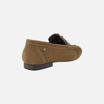 Mocasines en serraje camel con antifaz y tachas