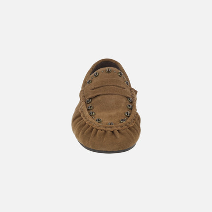 Mocasines en serraje camel con antifaz y tachas
