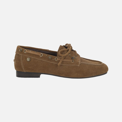 Náuticos para mujer en serraje camel con tachas