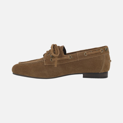 Náuticos para mujer en serraje camel con tachas