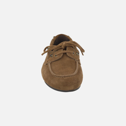 Náuticos para mujer en serraje camel con tachas