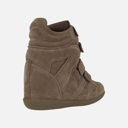 Deportivas de serraje con cuña interior y velcros