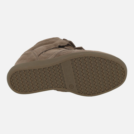 Deportivas de serraje con cuña interior y velcros